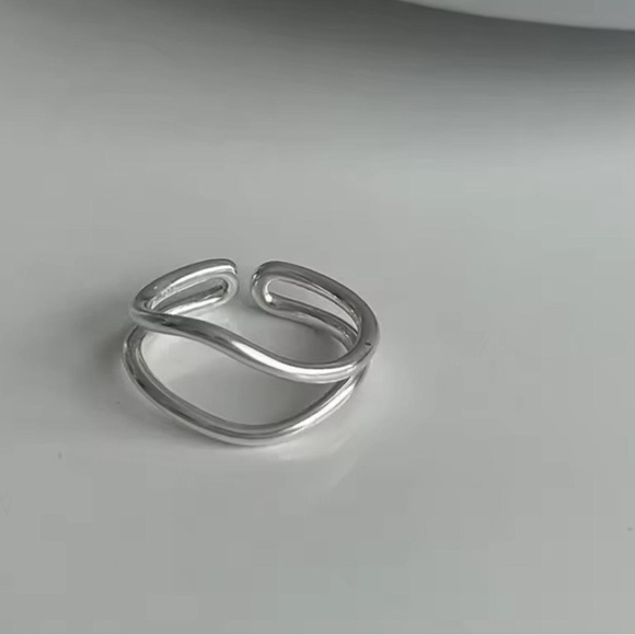 Elegant Silver Wave Ring - Picture 2 of 4